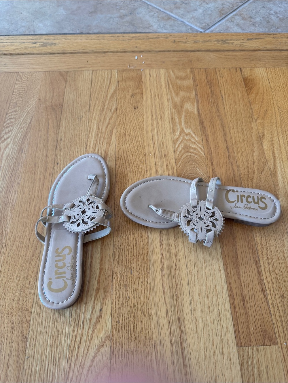 Circus by Sam Edelman women’s Cream Decorative Toe-Loop Sandals